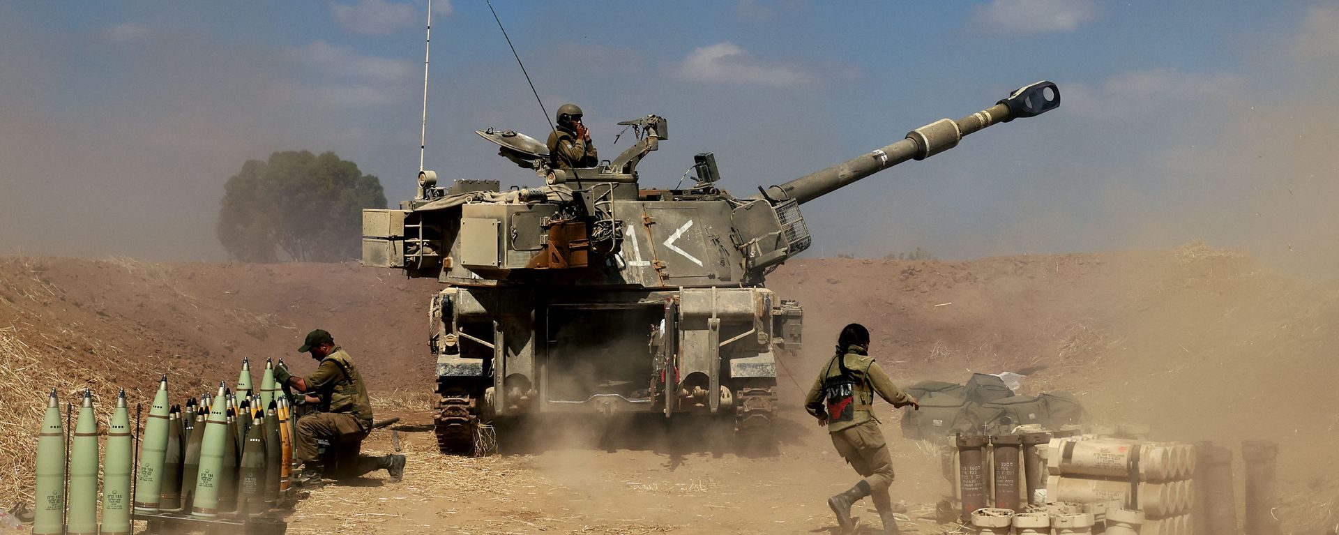 Israeli soldiers fire a 155mm self-propelled howitzer towards the Gaza Strip from their position near the southern Israeli city of Sderot on May 13, 2021. - Israel faced an escalating conflict on two fronts, scrambling to quell riots between Arabs and Jews on its own streets after days of exchanging deadly fire with Palestinian militants in Gaza. - Sputnik International, 1920, 15.03.2024