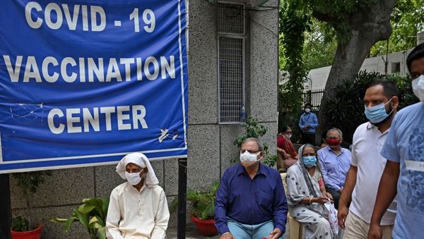 People wait to get themselves inoculated with the Covid-19 coronavirus vaccine at the urban primary health center in New Delhi on May 13, 2021 People wait to get themselves inoculated with the Covid-19 coronavirus vaccine at the urban primary health center in New Delhi on May 13, 2021 - Sputnik International