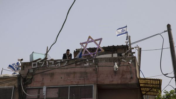 An Israeli ultra-Orthodox Jewish man looks down from a house in the Sheikh Jarrah neighborhood of East Jerusalem, Monday, May 10, 2021. - Sputnik International