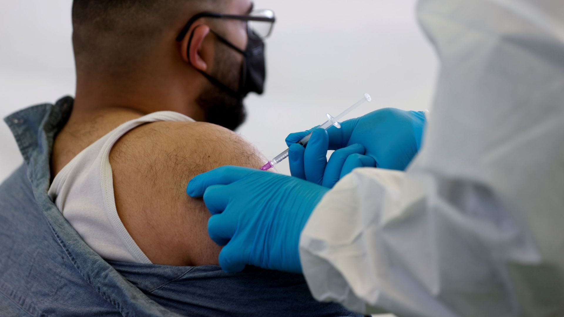 A person receives a vaccine against the coronavirus disease (COVID-19) at a sports hall in Berlin, Germany, May 14, 2021. A person receives a vaccine against the coronavirus disease (COVID-19) at a sports hall in Berlin, Germany, May 14, 2021. - Sputnik International, 1920, 14.05.2021