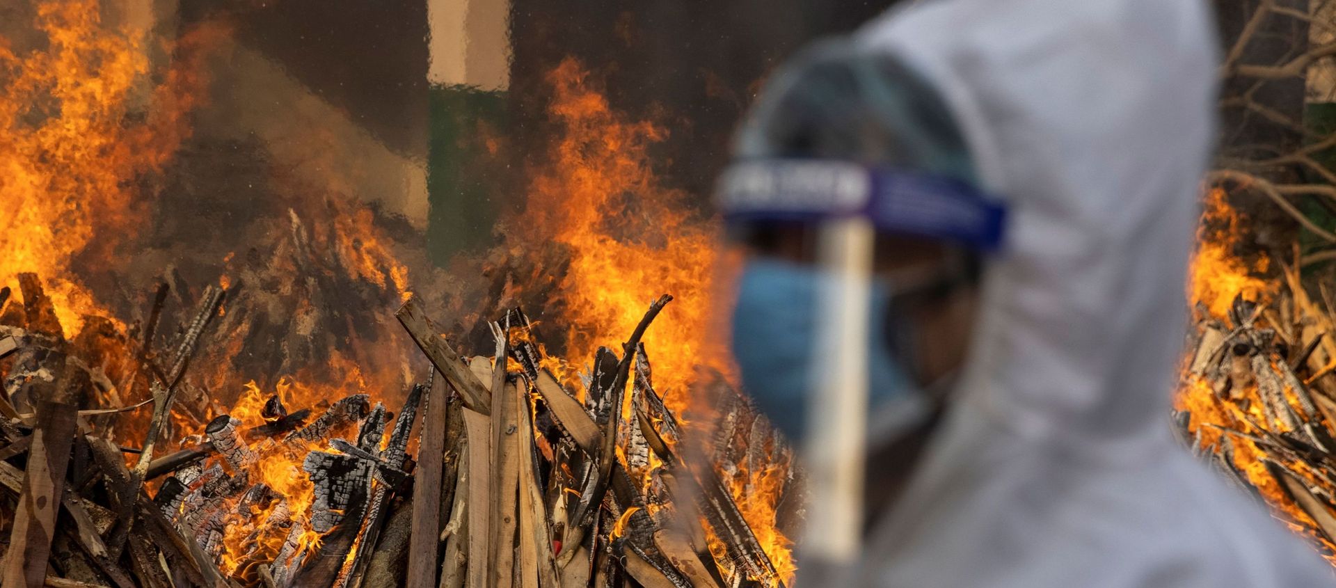 A man walks after cremating his relative, who died due to the coronavirus disease (COVID-19), at a crematorium ground in New Delhi, India, April 28, 2021. A man walks after cremating his relative, who died due to the coronavirus disease (COVID-19), at a crematorium ground in New Delhi, India, April 28, 2021. - Sputnik International, 1920, 15.05.2021