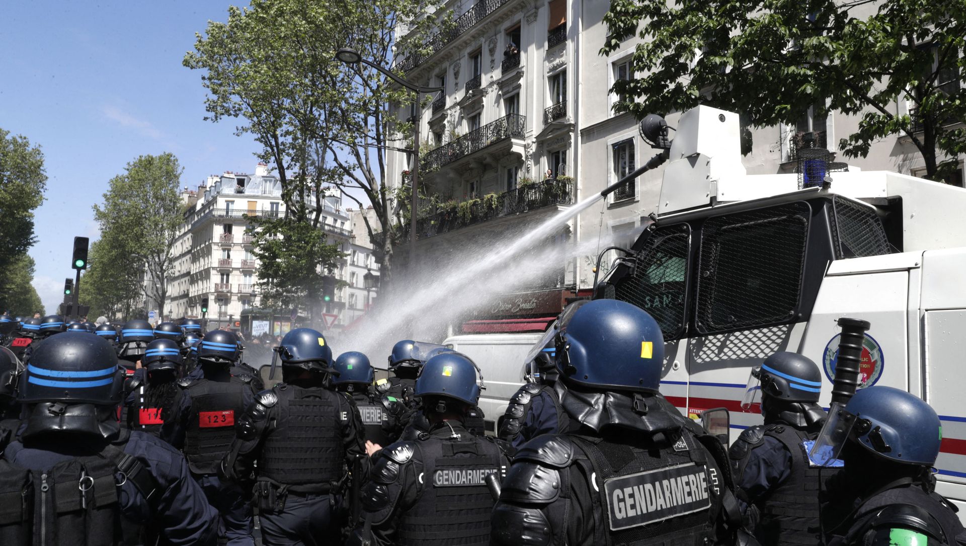 French riot mobile gendarmes and police officers walk toward protesters during a demonstration in solidarity with the Palestinians called over the ongoing conflict with Israel, in Paris on May 15, 2021. French riot mobile gendarmes and police officers walk toward protesters during a demonstration in solidarity with the Palestinians called over the ongoing conflict with Israel, in Paris on May 15, 2021. - Sputnik International, 1920, 15.05.2021