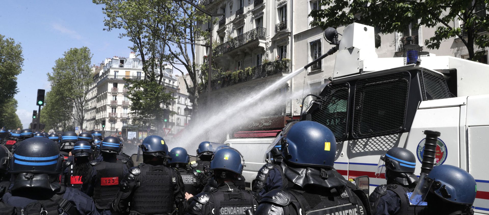 French riot mobile gendarmes and police officers walk toward protesters during a demonstration in solidarity with the Palestinians called over the ongoing conflict with Israel, in Paris on May 15, 2021. - Sputnik International, 1920