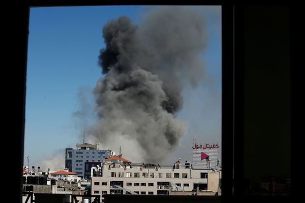 Smoke rises from the wrecked building. Smoke rises from the wrecked building. - Sputnik International