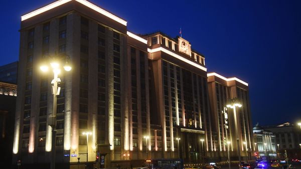 The building of the State Duma of the Russian Federation on Okhotny Ryad Street in Moscow with the illumination on. - Sputnik International