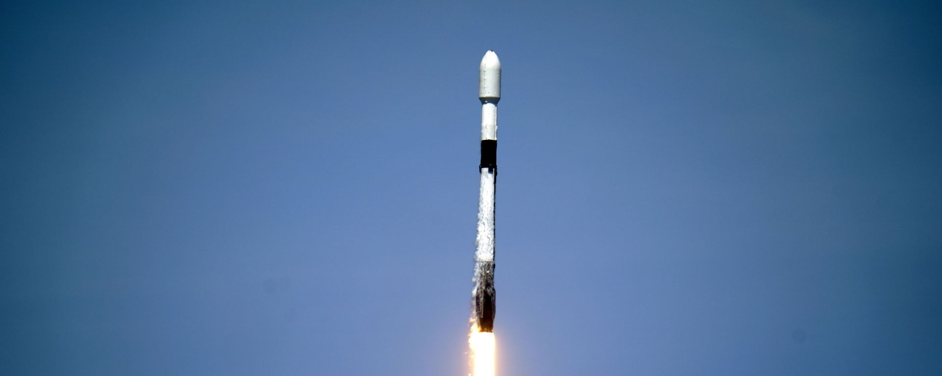 A SpaceX Falcon 9 rocket with the 26th batch of approximately 60 satellites for SpaceX's Starlink broadband network lifts off from pad 39A at the Kennedy Space Center in Cape Canaveral, Fla., Tuesday, May 4, 2021.  - Sputnik International, 1920, 14.09.2021