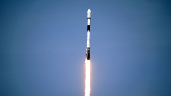 A SpaceX Falcon 9 rocket with the 26th batch of approximately 60 satellites for SpaceX's Starlink broadband network lifts off from pad 39A at the Kennedy Space Center in Cape Canaveral, Fla., Tuesday, May 4, 2021.  - Sputnik International