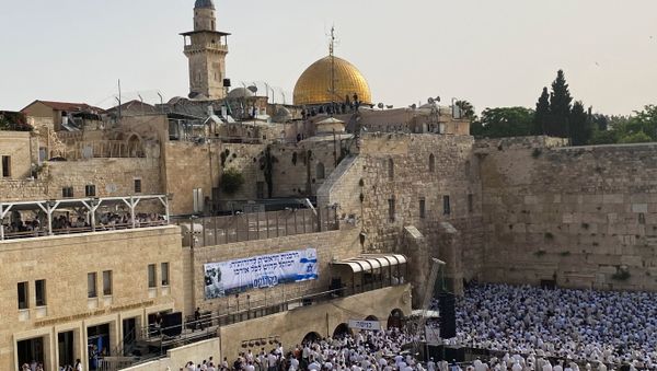 Jewish worshippers pray by the Western Wall, Judaism's holiest prayer site in Jerusalem's Old City May 10, 2021. - Sputnik International