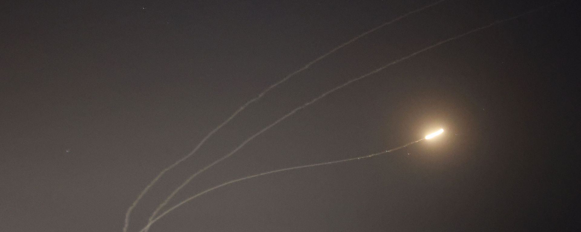 This picture taken from the southern Israeli city of Sderot shows rockets fired from the Gaza Strip being intercepted by the Israeli Iron Dome missile defence system, on May 16, 2021. - Sputnik International, 1920, 29.05.2023