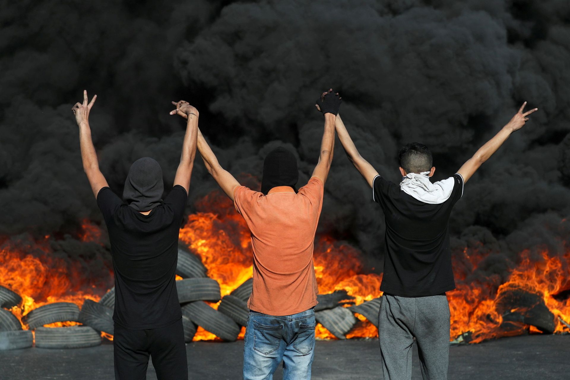 Palestinian demonstrators look at burning tyres during a protest over tensions in Jerusalem and Israel-Gaza escalation, in the Israeli-occupied West Bank, 16 May 2021. - Sputnik International, 1920, 06.01.2022