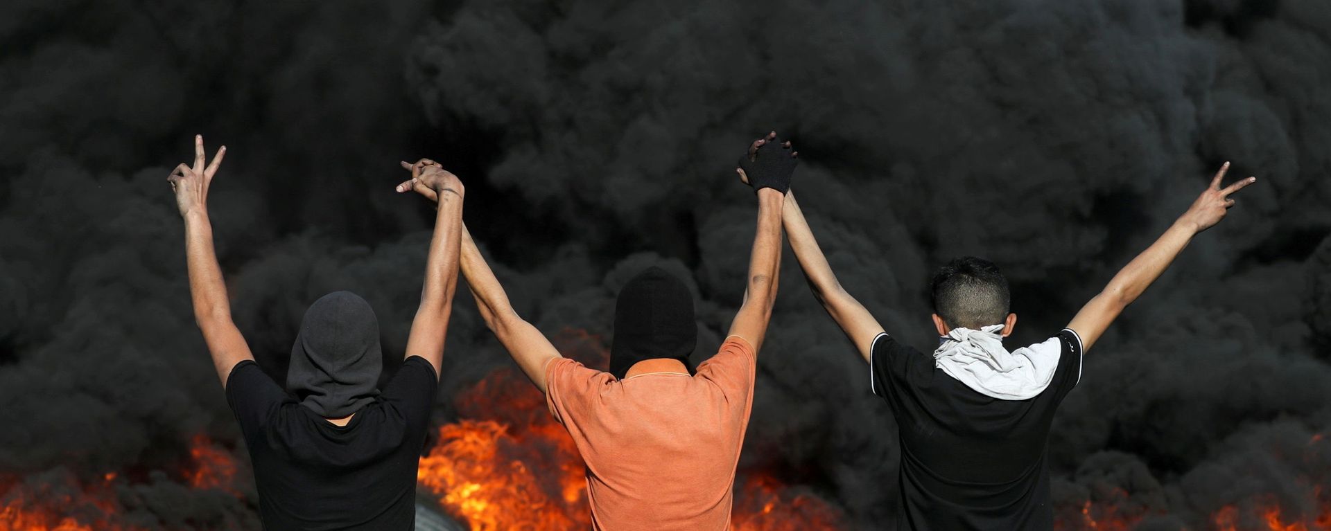 Palestinian demonstrators look at burning tyres during a protest over tensions in Jerusalem and Israel-Gaza escalation, in the Israeli-occupied West Bank, 16 May 2021. Palestinian demonstrators look at burning tyres during a protest over tensions in Jerusalem and Israel-Gaza escalation, in the Israeli-occupied West Bank, 16 May 2021. - Sputnik International, 1920, 30.12.2021