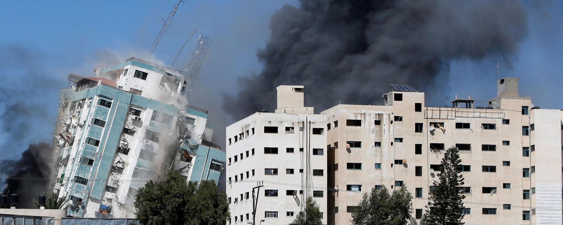 A tower housing AP, Al Jazeera offices collapses after Israeli missile strikes in Gaza city, May 15, 2021. A tower housing AP, Al Jazeera offices collapses after Israeli missile strikes in Gaza city, May 15, 2021. - Sputnik International, 1920, 19.11.2021