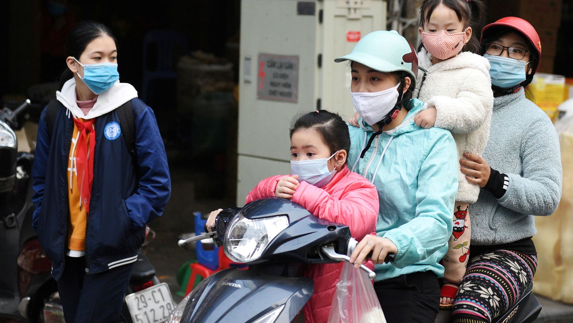 FILE PHOTO: A family wears protective masks as they ride a motorbike in the street amid the coronavirus disease (COVID-19) outbreak in Hanoi, Vietnam, January 29, 2021 FILE PHOTO: A family wears protective masks as they ride a motorbike in the street amid the coronavirus disease (COVID-19) outbreak in Hanoi, Vietnam, January 29, 2021 - Sputnik International, 1920, 17.05.2021