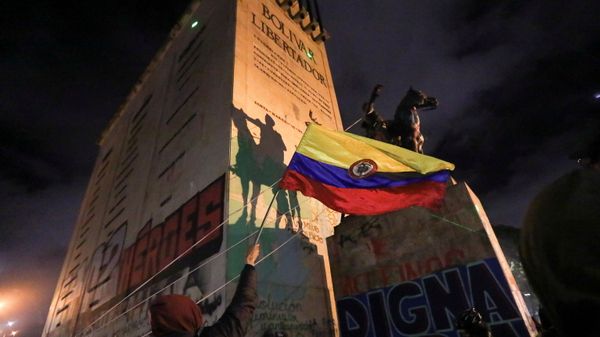 People try to topple the statue of South American independence leader Simon Bolivar during a protest against sexual assault by the police and the excess of public force against peaceful protests, in Bogota, Colombia, May 15, 2021. People try to topple the statue of South American independence leader Simon Bolivar during a protest against sexual assault by the police and the excess of public force against peaceful protests, in Bogota, Colombia, May 15, 2021. - Sputnik International