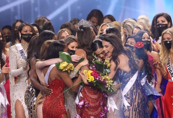 Participants of the contest congratulate winner Miss Mexico Andrea Meza.  - Sputnik International