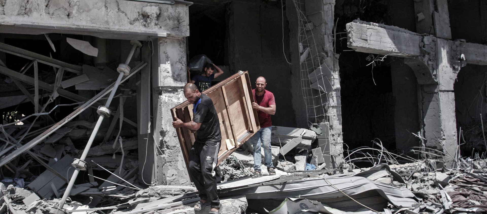 Palestinian men remove salvageable items from the bombarded Al-Jawhara Tower in Gaza City on May 17, 2021, five days after it was targeted by Israeli airstrikes. - Sputnik International, 1920, 17.05.2021