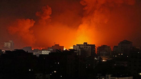 Smoke billows from a fire following Israeli airstrikes on multiple targets in Gaza City, controlled by the Palestinian Hamas movement, early on May 16, 2021.  - Sputnik International