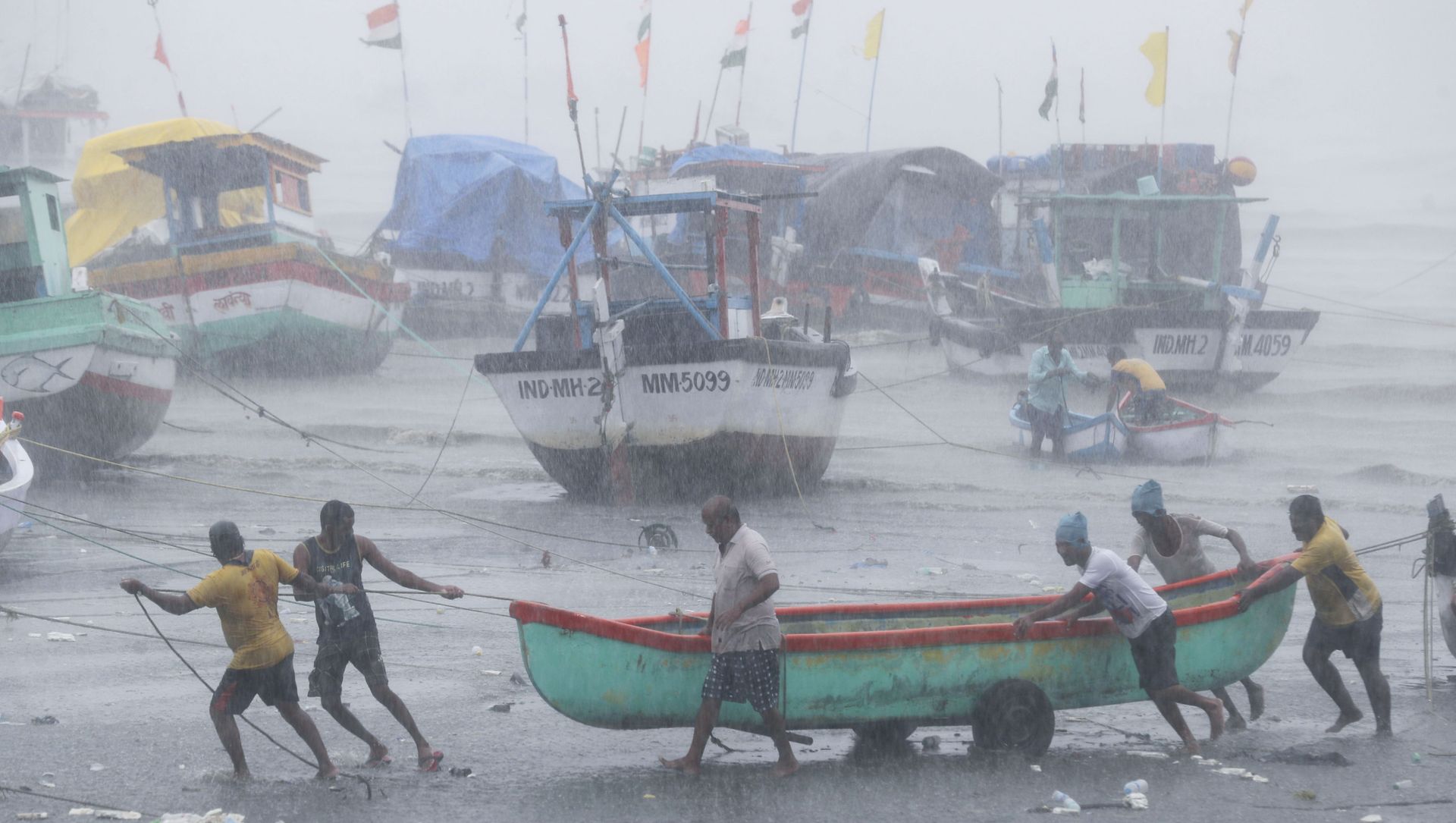 Fishermen try to move a fishing boat to a safer ground on the Arabian Sea coast in Mumbai, India, Monday, May 17, 2021 Fishermen try to move a fishing boat to a safer ground on the Arabian Sea coast in Mumbai, India, Monday, May 17, 2021 - Sputnik International, 1920, 18.05.2021