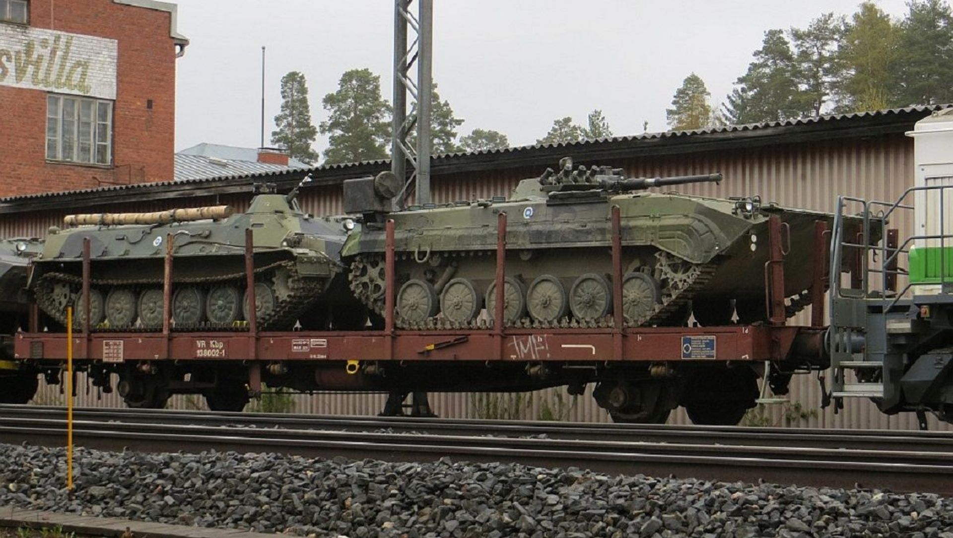 A Finnish BMP-1 TJJ artillery observation vehicle (right) and a MT-LBv armoured personnel carrier (left) A Finnish BMP-1 TJJ artillery observation vehicle (right) and a MT-LBv armoured personnel carrier (left) - Sputnik International, 1920, 18.05.2021