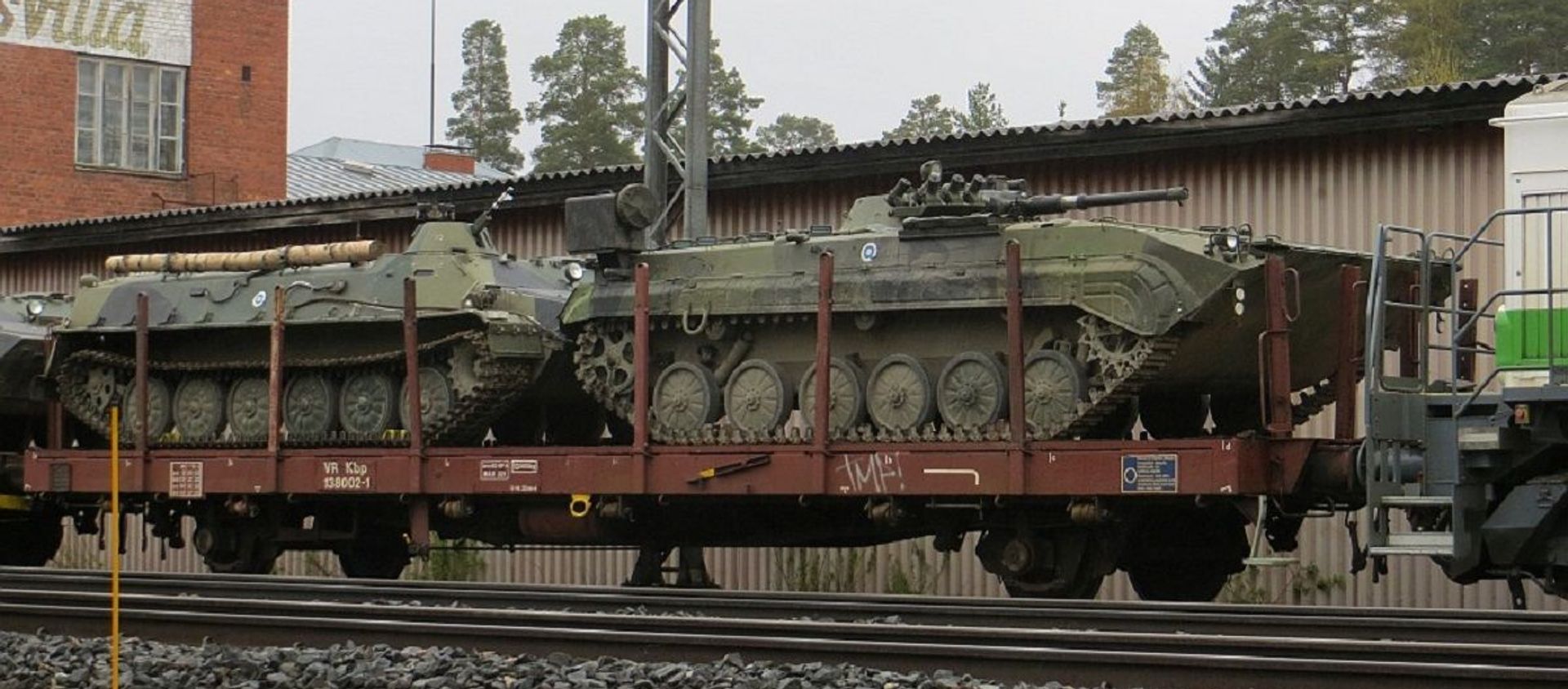 A Finnish BMP-1 TJJ artillery observation vehicle (right) and a MT-LBv armoured personnel carrier (left) - Sputnik International, 1920, 18.05.2021