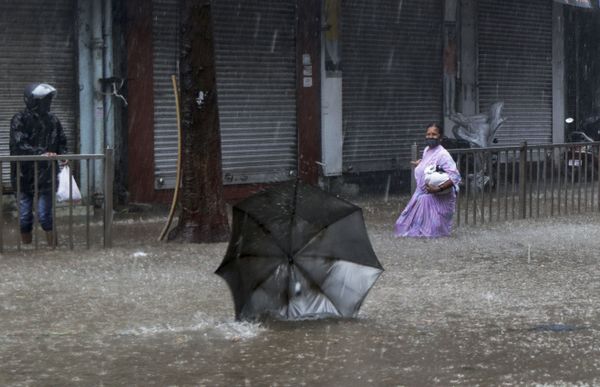 Deaths, Destruction, Chaos: Worst Cyclone in Decades Hits India - Sputnik International