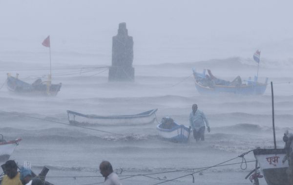 Deaths, Destruction, Chaos: Worst Cyclone in Decades Hits India - Sputnik International