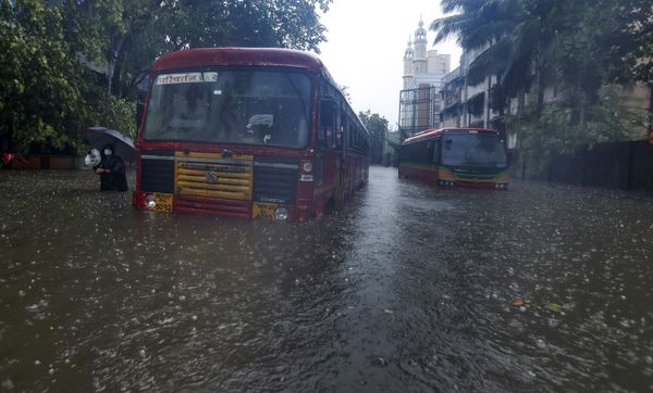 Deaths, Destruction, Chaos: Worst Cyclone in Decades Hits India - Sputnik International