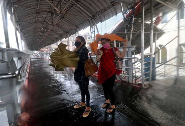 Deaths, Destruction, Chaos: Worst Cyclone in Decades Hits India - Sputnik International