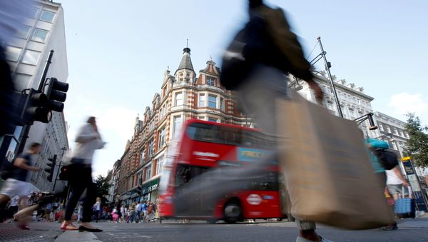 Shoppers cross the road in Oxford Street, in London, Britain (File) - Sputnik International