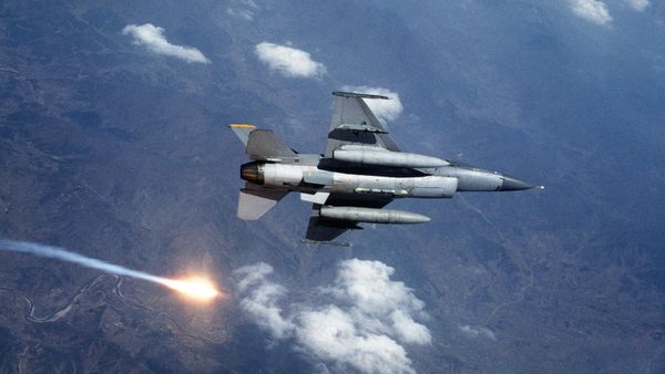F-16 Fighting Falcon aircraft releases a flare - Sputnik International