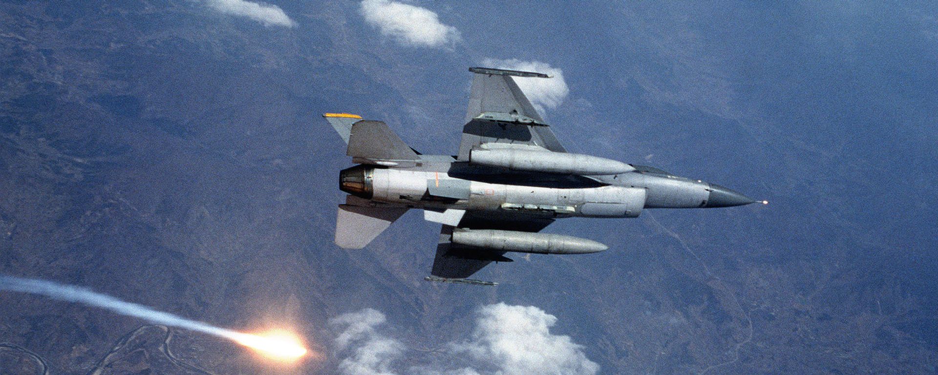 F-16 Fighting Falcon aircraft releases a flare - Sputnik International, 1920, 27.05.2023