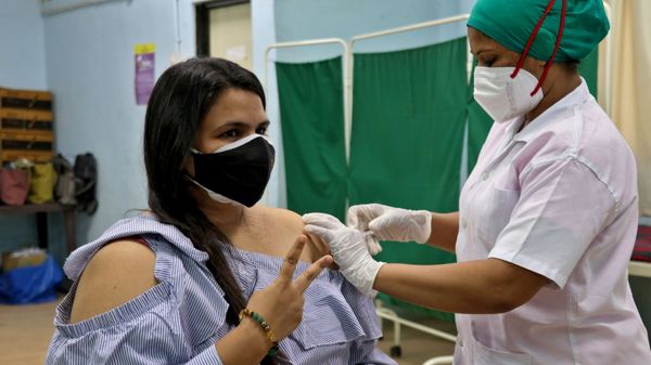 Nidhi Shah, 32, receives her first dose of COVISHIELD, a coronavirus disease (COVID-19) vaccine manufactured by Serum Institute of India, at a vaccination centre in Mumbai, India, May 3, 2021 - Sputnik International