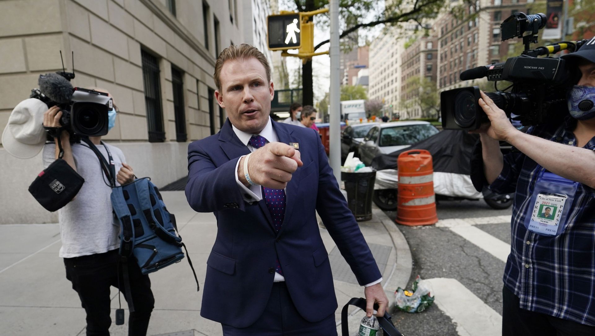 Andrew Giuliani, center, son of former New York City Mayor Rudy Giuliani, leaves his father's apartment, Wednesday, April 28, 2021, in New York Andrew Giuliani, center, son of former New York City Mayor Rudy Giuliani, leaves his father's apartment, Wednesday, April 28, 2021, in New York - Sputnik International, 1920, 29.06.2021