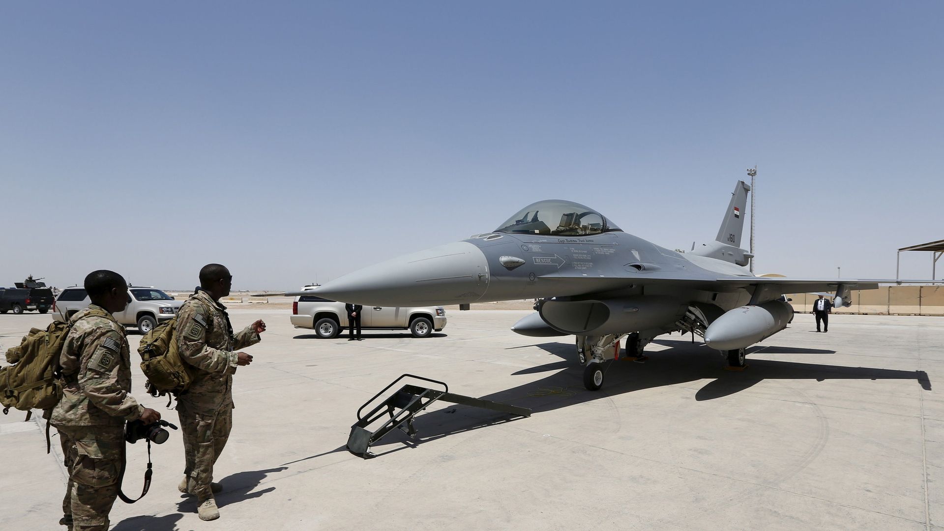 U.S. Army soldiers look at an F-16 fighter jet during an official ceremony to receive four such aircraft from the United States, at a military base in Balad, Iraq U.S. Army soldiers look at an F-16 fighter jet during an official ceremony to receive four such aircraft from the United States, at a military base in Balad, Iraq - Sputnik International, 1920, 18.05.2021