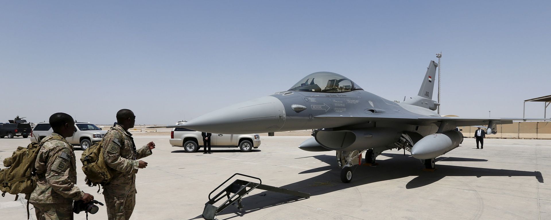 U.S. Army soldiers look at an F-16 fighter jet during an official ceremony to receive four such aircraft from the United States, at a military base in Balad, Iraq - Sputnik International, 1920, 18.05.2021