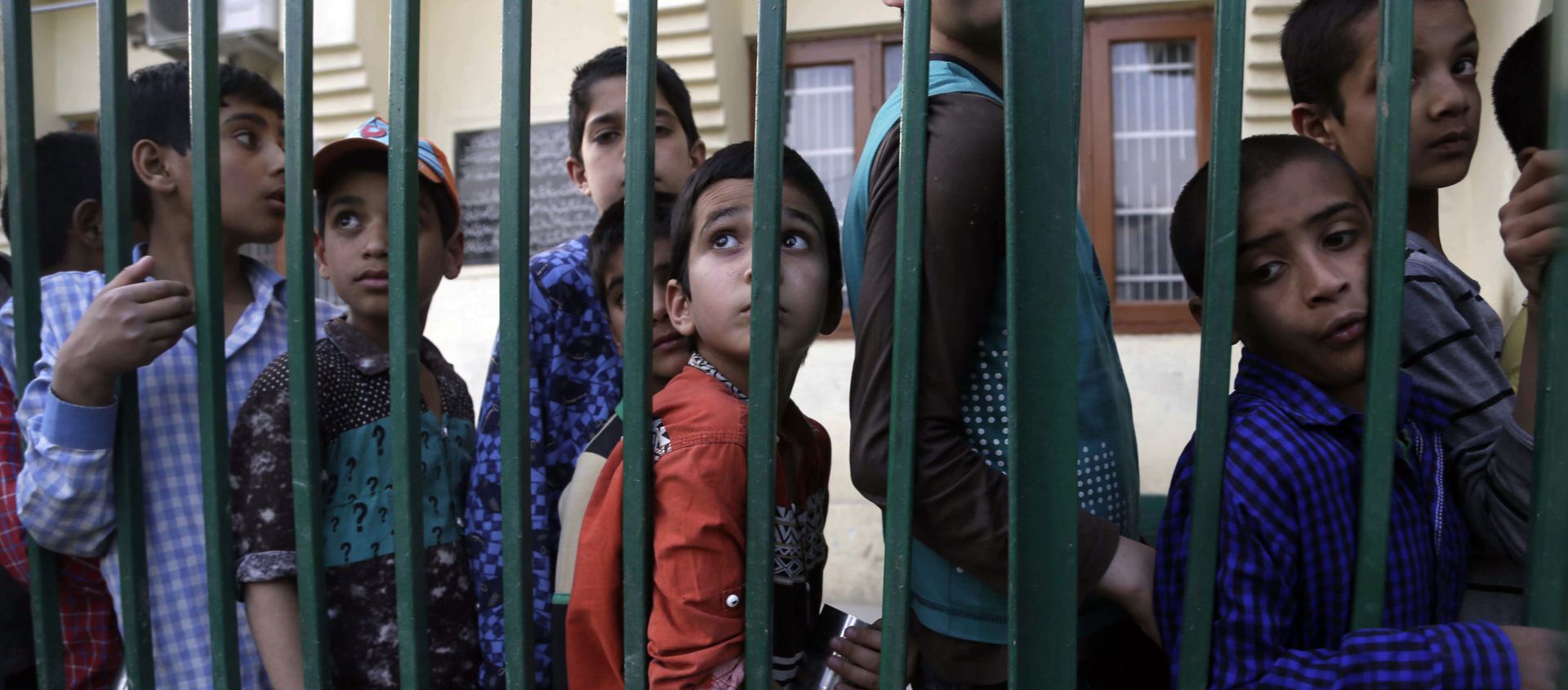 Kashmiri orphans stand in a queue for food before Iftar, the meal, at an orphanage in Srinagar, Indian-controlled Kashmir, Thursday, May 31, 2018 - Sputnik International, 1920, 19.05.2021