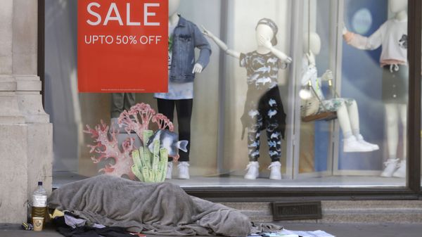 A homeless person sleeps in front of a closed clothing shop in London, Thursday May 14, 2020, as the country continues in lockdown to help stop the spread of coronavirus - Sputnik International