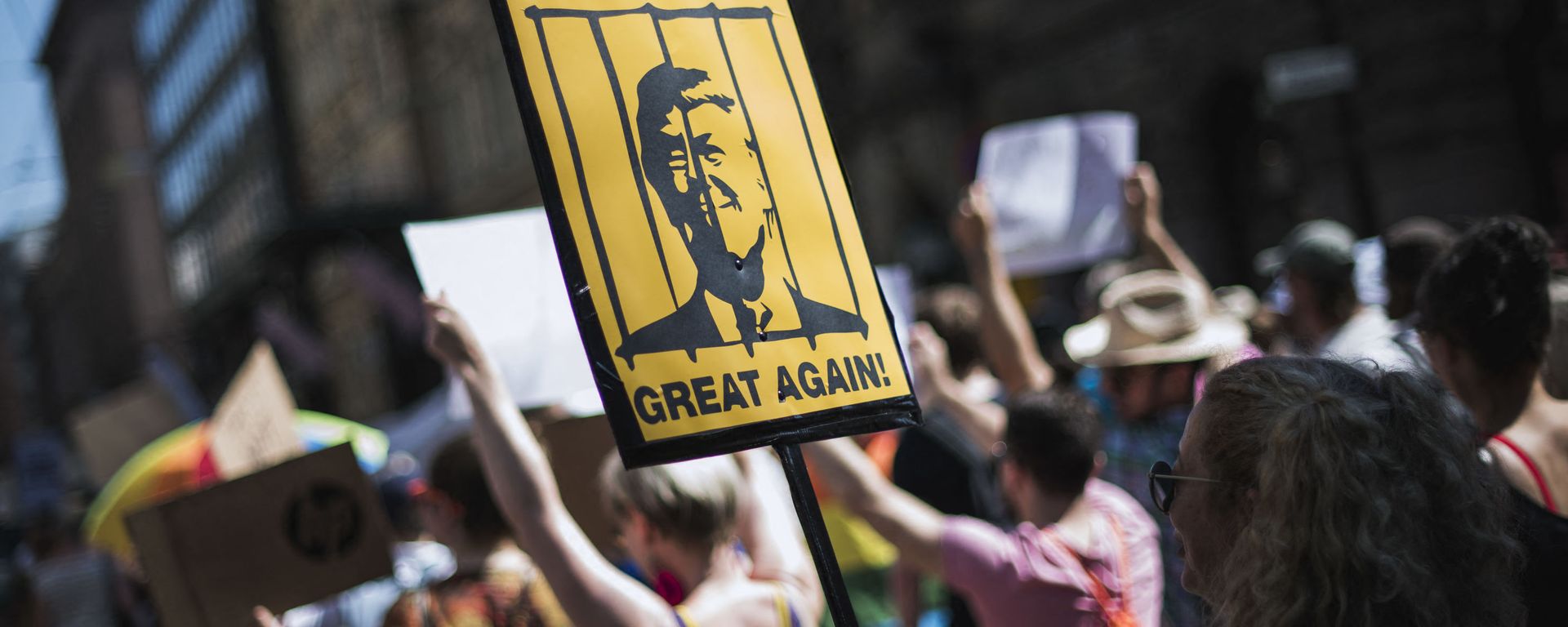 A protester holds a placard featuring US President Donald Trump behinid bars during the so-called Helsinki Calling march towards the Senate Square to defend the human rights, freedom of speech and democracy on July 15, 2018 A protester holds a placard featuring US President Donald Trump behinid bars during the so-called Helsinki Calling march towards the Senate Square to defend the human rights, freedom of speech and democracy on July 15, 2018 - Sputnik International, 1920, 26.12.2021