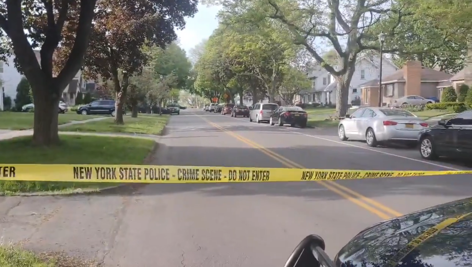 Screenshot from a video filmed at 93 Woodman Park, Rochester, New York, at the residence of Rochester Mayor Lovely Warren, where state troopers have arrived to conduct a criminal investigation Screenshot from a video filmed at 93 Woodman Park, Rochester, New York, at the residence of Rochester Mayor Lovely Warren, where state troopers have arrived to conduct a criminal investigation - Sputnik International, 1920, 19.05.2021