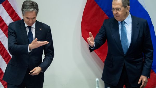 U.S. Secretary of State Antony Blinken and Russian Foreign Minister Sergey Lavrov gesture as they arrive for a meeting at the Harpa Concert Hall, on the sidelines of the Arctic Council Ministerial summit, in Reykjavik, Iceland, May 19, 2021 - Sputnik International