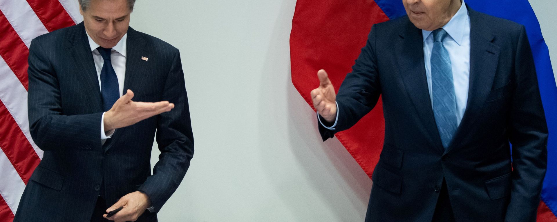 U.S. Secretary of State Antony Blinken and Russian Foreign Minister Sergey Lavrov gesture as they arrive for a meeting at the Harpa Concert Hall, on the sidelines of the Arctic Council Ministerial summit, in Reykjavik, Iceland, May 19, 2021 - Sputnik International, 1920, 05.12.2021
