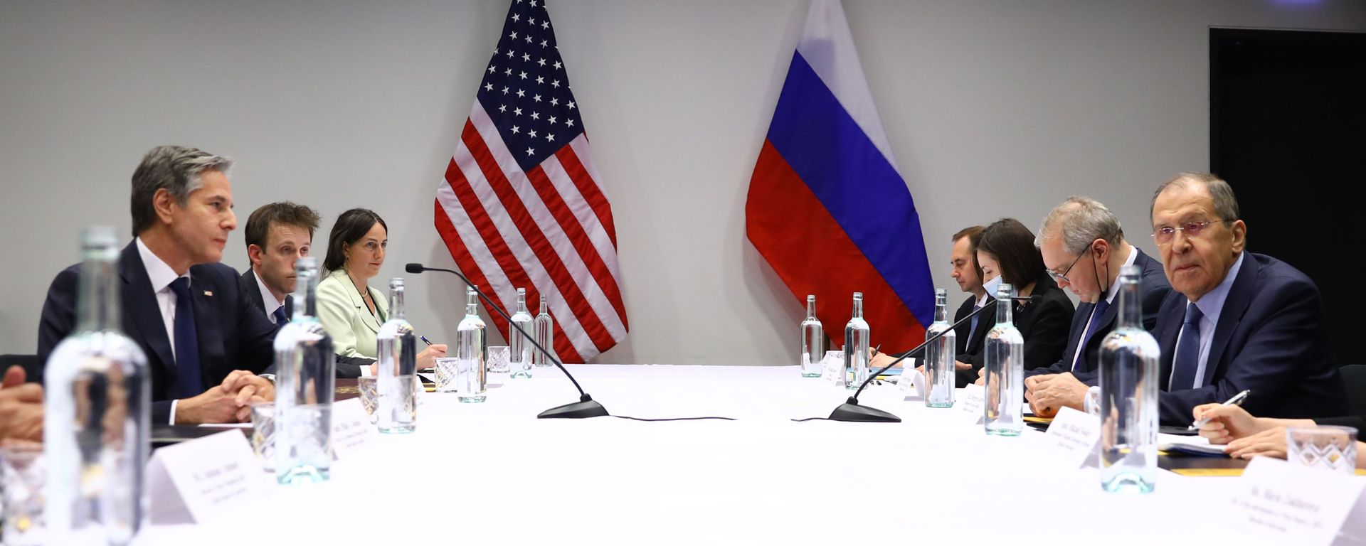 Russian Foreign Minister Sergey Lavrov and US State Secretary Antony Blinken during their meeting on the margins of the Arctic Council - Sputnik International, 1920, 04.02.2026