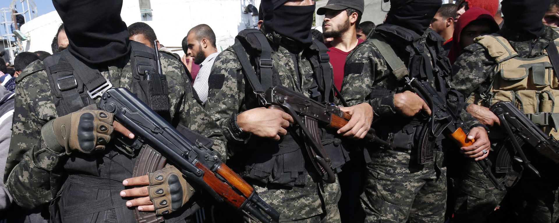 Palestinian militants of the Islamist movement Hamas' military wing Al-Qassam Brigades, attend the funeral of seven Palestinians, killed during an Israeli special forces operation in the Gaza Strip, on November 12, 2018, in Khan Younis Palestinian militants of the Islamist movement Hamas' military wing Al-Qassam Brigades, attend the funeral of seven Palestinians, killed during an Israeli special forces operation in the Gaza Strip, on November 12, 2018, in Khan Younis - Sputnik International, 1920, 03.01.2024