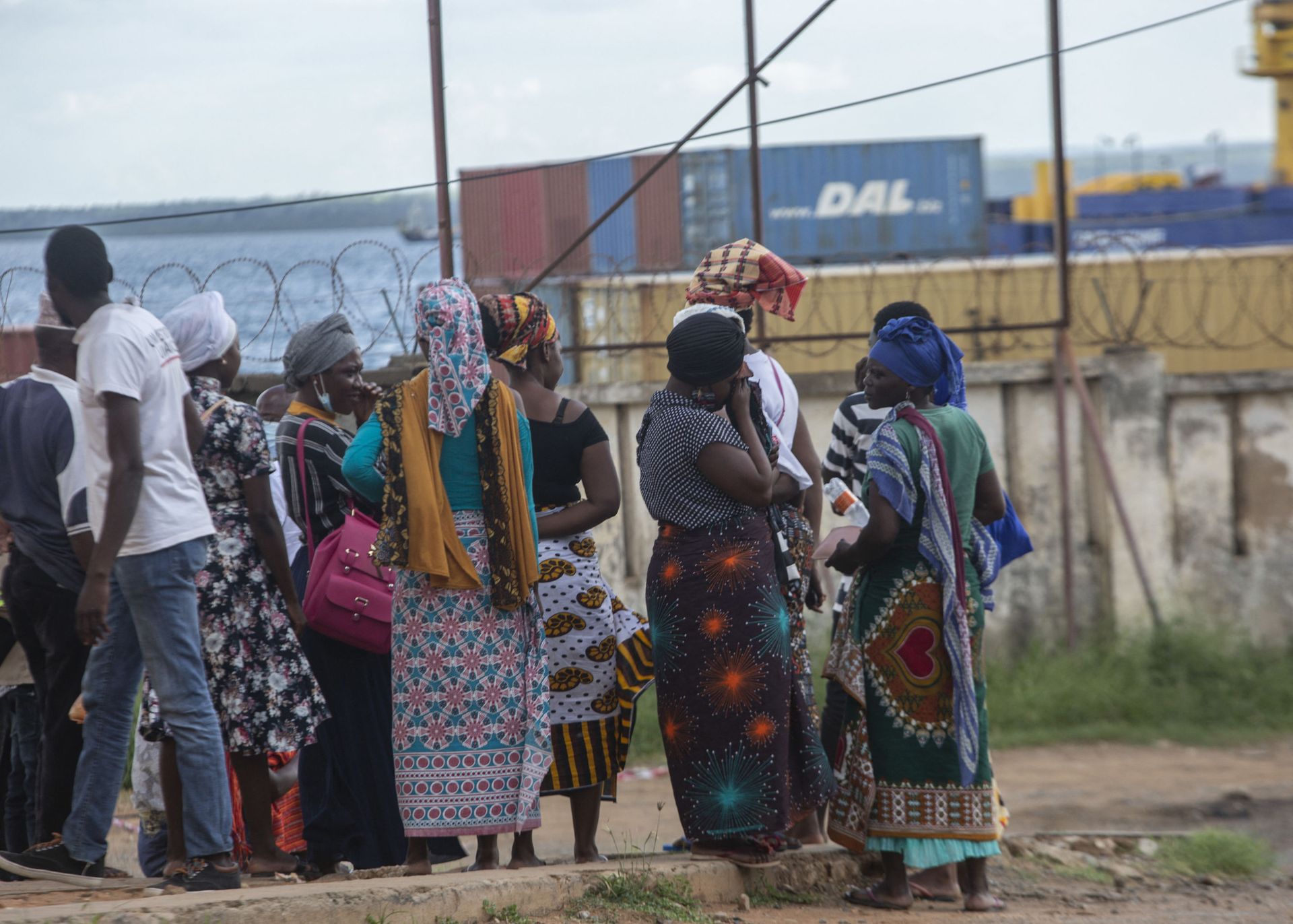 People wait on the outskirts of the seaport of Pemba on March 30, 2021 for the possible arrival of their families evacuated from the coasts of Afungi and Palma after the attack by armed forces against the city of Palma on March 24, 2021. - People wait on the outskirts of the seaport of Pemba on March 30, 2021 for the possible arrival of their families evacuated from the coasts of Afungi and Palma after the attack by armed forces against the city of Palma on March 24, 2021. - - Sputnik International, 1920, 18.11.2021