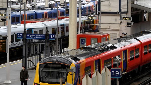 People travel on public transport as COVID-19 restrictions continue to ease, in London - Sputnik International