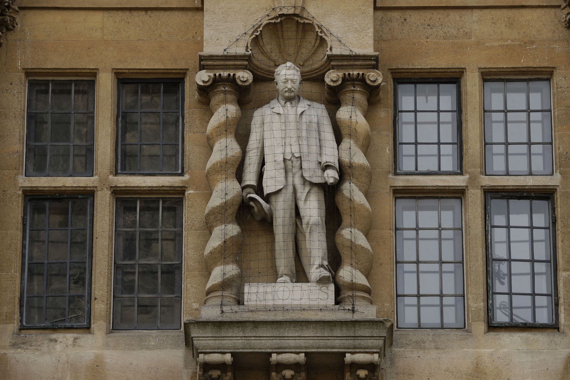 The statue of Cecil Rhodes on the facade of Oriel College in Oxford, England. The statue of Cecil Rhodes on the facade of Oriel College in Oxford, England. - Sputnik International, 1920, 24.10.2021