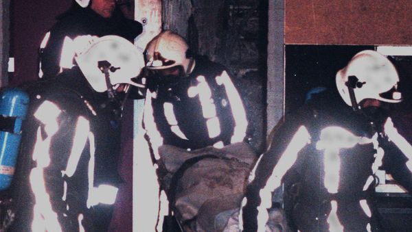 Firefighters bring out a body from a bruning house in The Hague (File) - Sputnik International