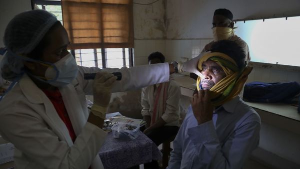 An Indian doctor checks a man who recovered from COVID-19 and now infected with black fungus at the Mucormycosis ward of a government hospital in Hyderabad, India, Thursday, May 20, 2021 - Sputnik International