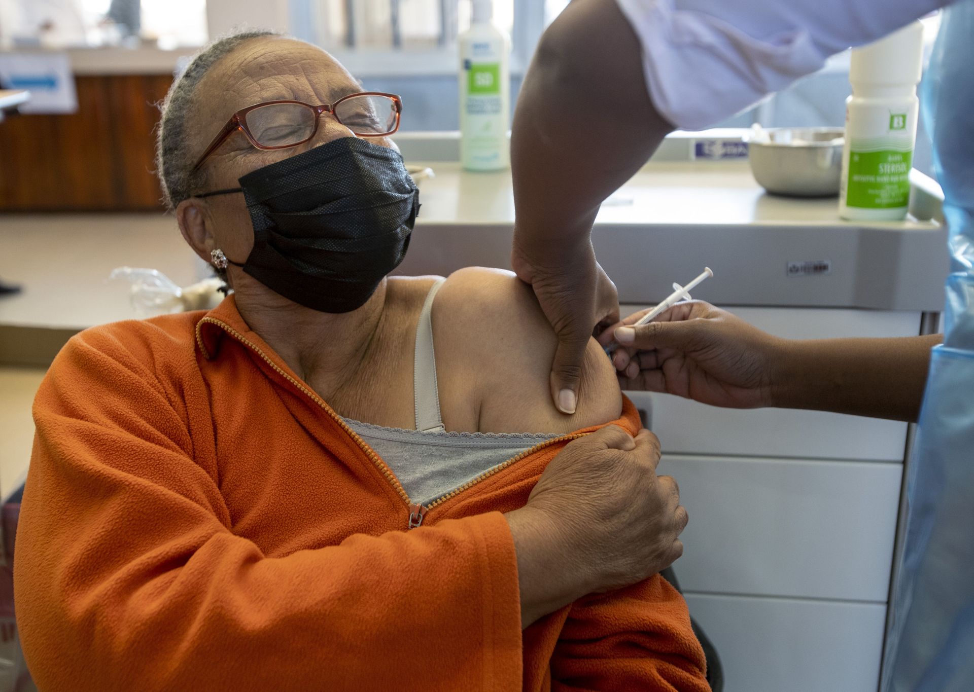 Thoko Hlongwane, receives the first dose of Pfizer COVID-19 vaccine from a health staff member during a vaccination day at a vaccination centre at Chris Hani Baragwanath Academic Hospital in Soweto, South Africa, Monday, May 17, 2021. - Sputnik International, 1920, 07.09.2021