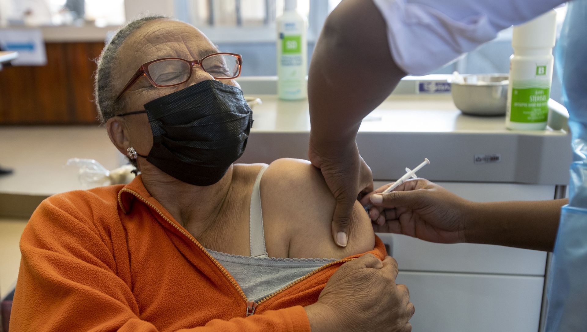 Thoko Hlongwane, receives the first dose of Pfizer COVID-19 vaccine from a health staff member during a vaccination day at a vaccination centre at Chris Hani Baragwanath Academic Hospital in Soweto, South Africa, Monday, May 17, 2021. Thoko Hlongwane, receives the first dose of Pfizer COVID-19 vaccine from a health staff member during a vaccination day at a vaccination centre at Chris Hani Baragwanath Academic Hospital in Soweto, South Africa, Monday, May 17, 2021. - Sputnik International, 1920, 20.05.2021